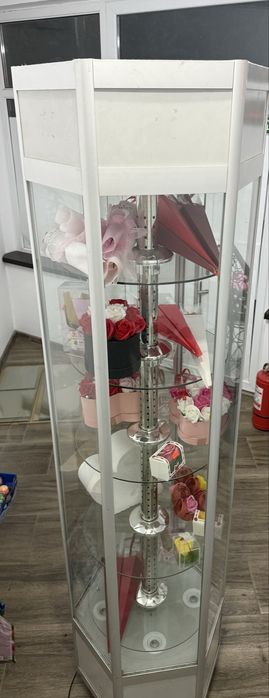 Vitrina/dulap/raft din sticla cu lumina