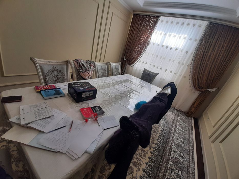 Кровать, стиральная машина, стол и стуля, рабочий стол