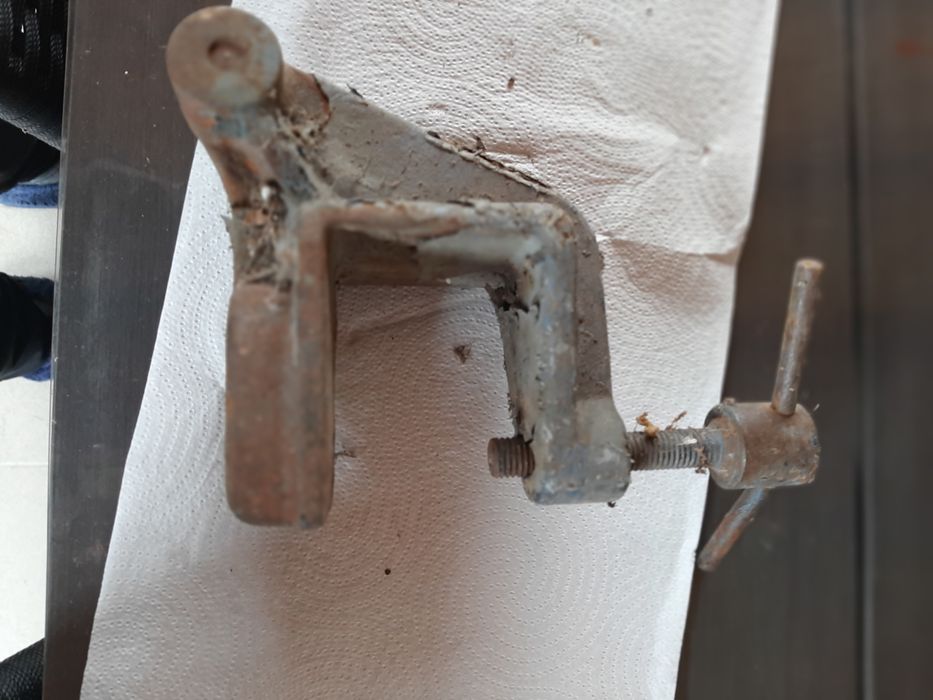 Vînd presa am găsito în pod cred ca e veche