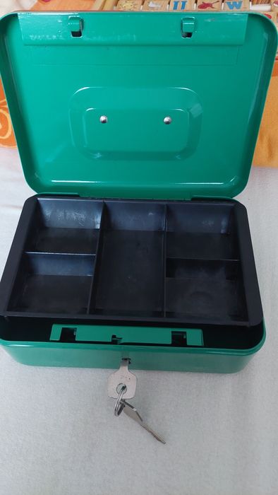 Метална касичка за пари