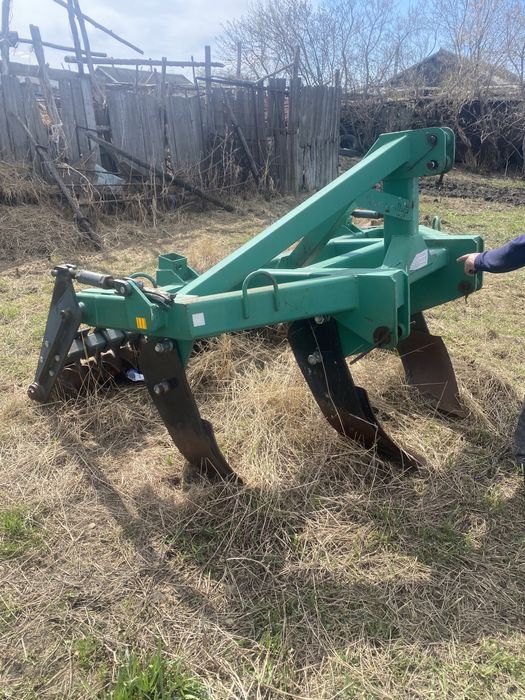 Продам плуг чизельный