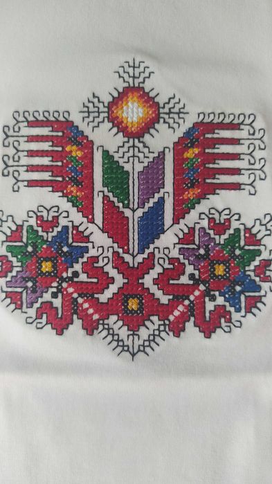 Дамска тениска с бродирана шевица, размер XS