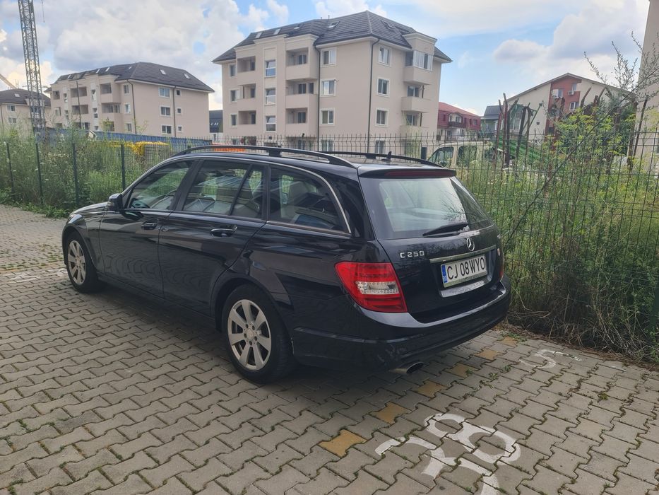 Mercedes C250 204cp cu cutie manuală.