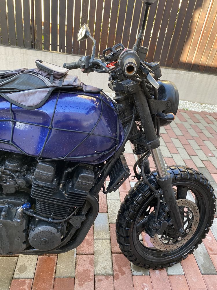Motocicleta Yamaha XJR 400 ideala pentru proiect