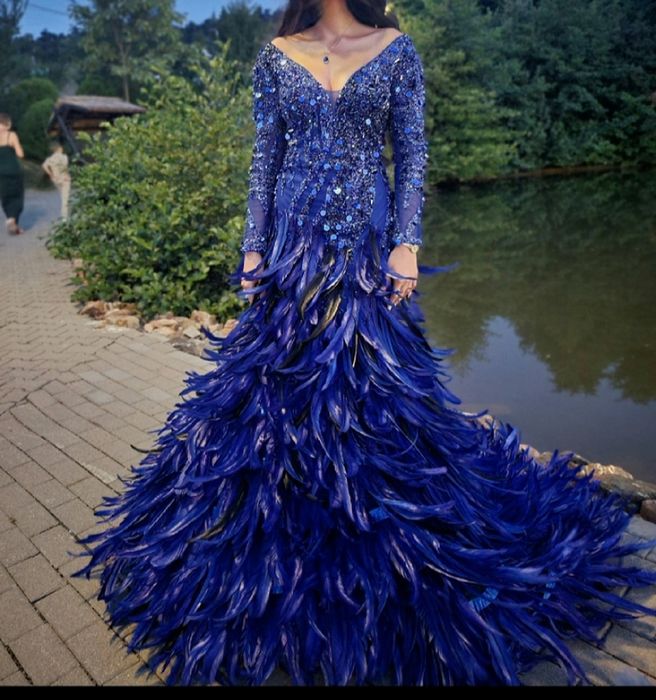 Rochie cu pene extravaganta de închiriat 450 RON sau achiziționat