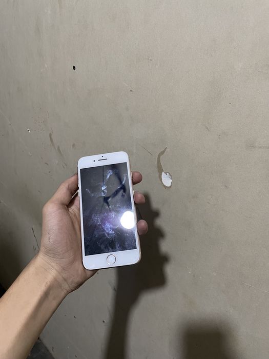 Iphone 8 srochna sotiladi