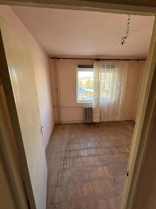 PROPRIETAR vând apartament cu 3 camere Et.1 ,Aleea Ioan Slavici Bl 49