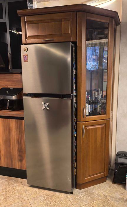 Витрина масив с ниша за хладилник