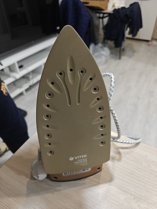 Утюг Vitek 2400W