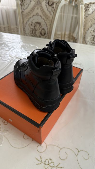 Зимние ботинки  (экокожа) в отличном состоянии, 38 размер.