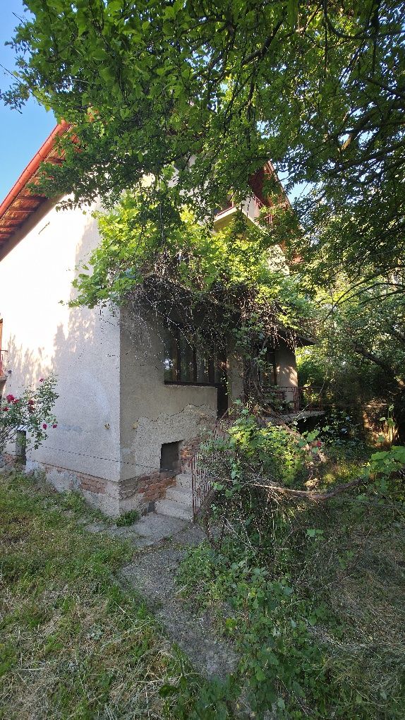 Продава се двуетажна масивна къща в село Дивотино, гр. Перник