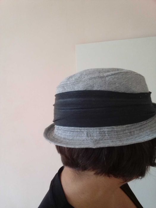 Елегантна шапка сива