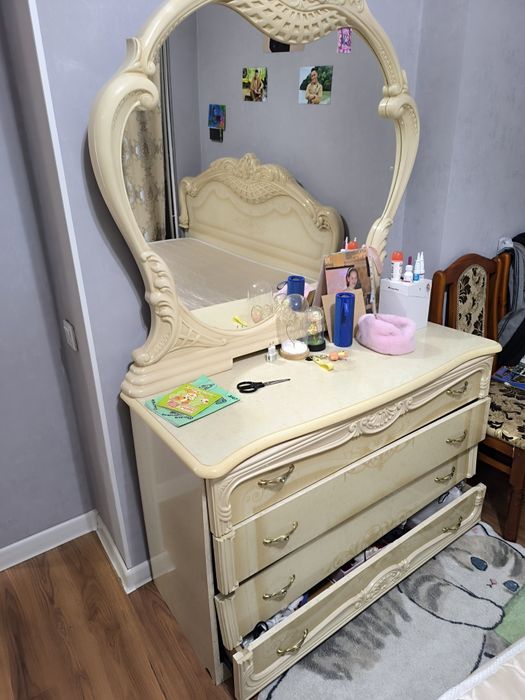 Продам комод с зеркалом