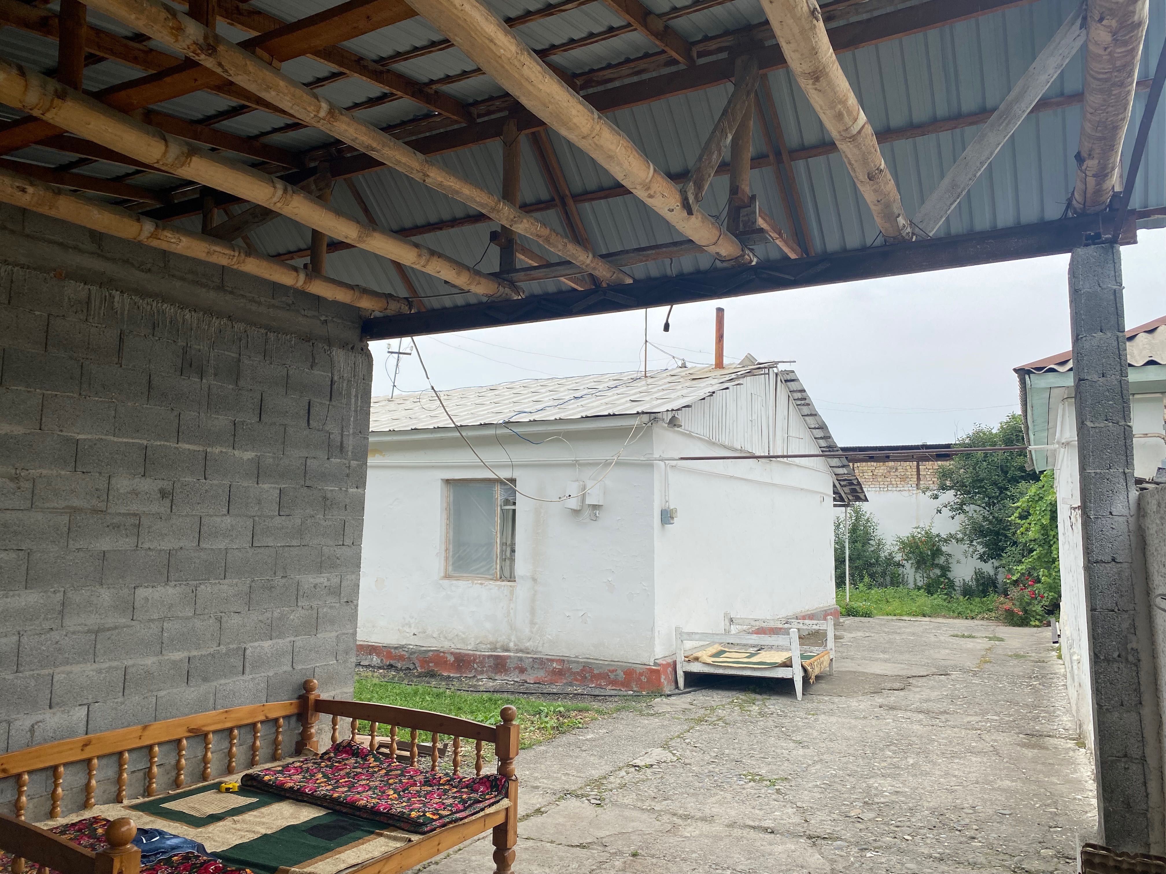 Hovli uy sotiladi