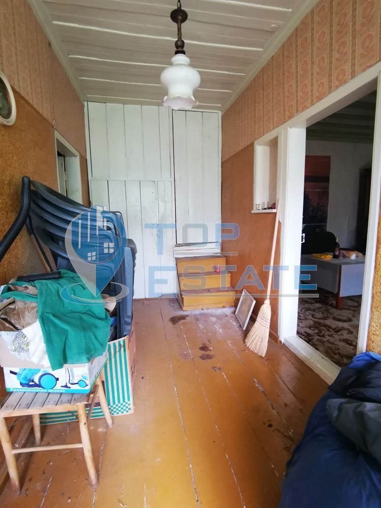 Двуетажна тухлена къща в близост до центъра на село Поликраище, облас