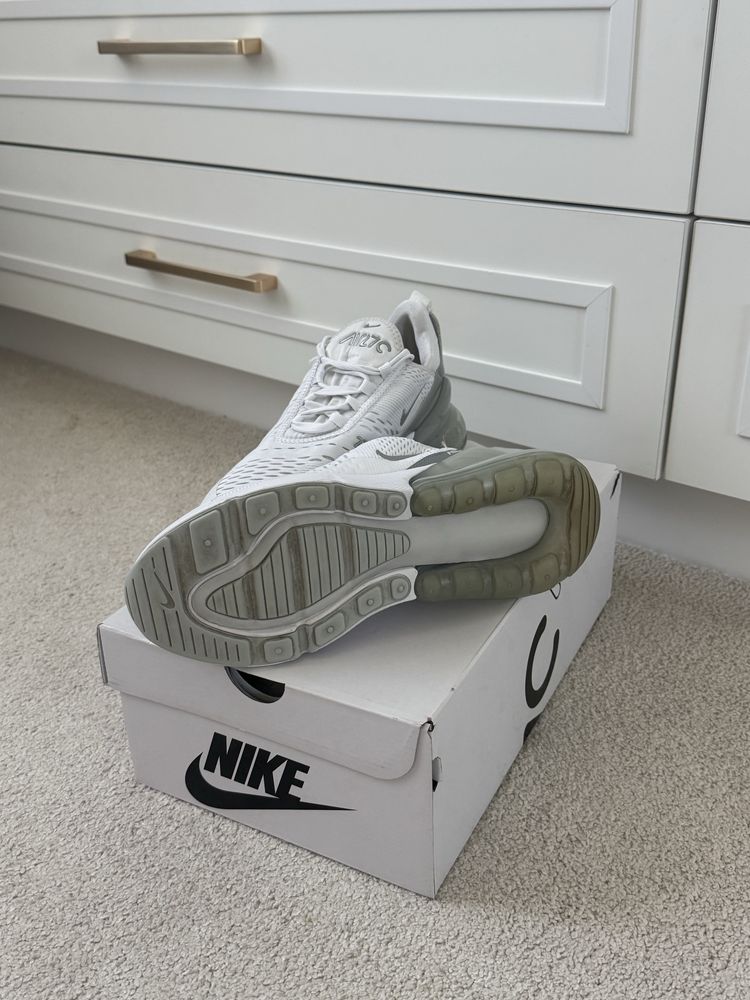 Дамски маратонки Nike Air Max 270