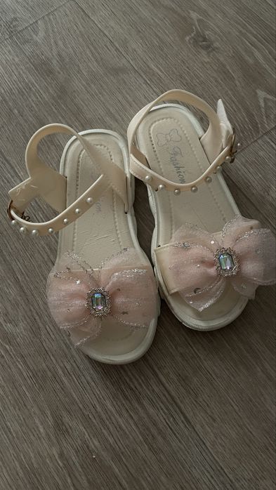 Продаю сандали на девочку