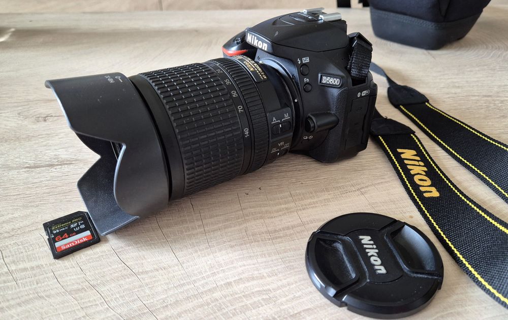 Nikon D5600 с два обектива