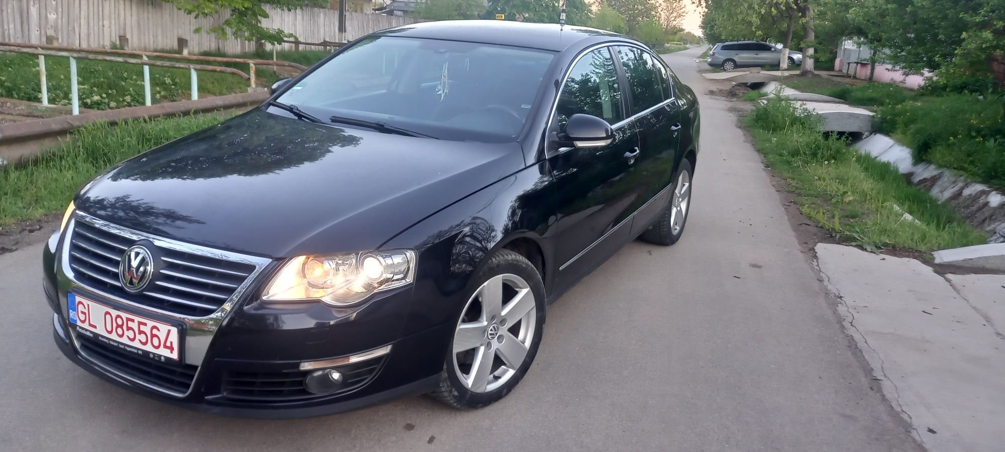 Vând Volkswagen Passat berlina//recent import