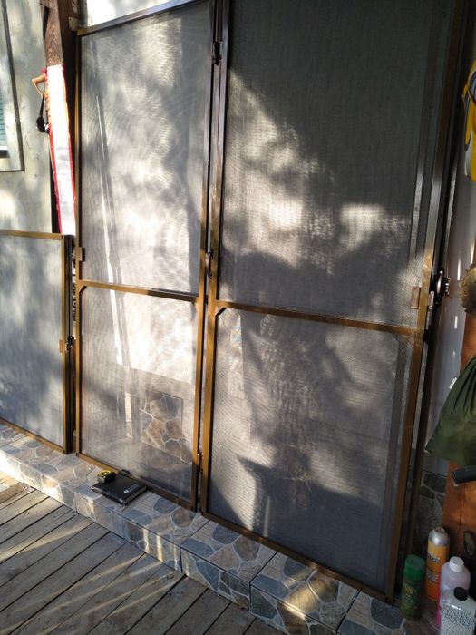 Plase insecte la comandă. Reparatii, reglaje termopane, uși, ferestre.