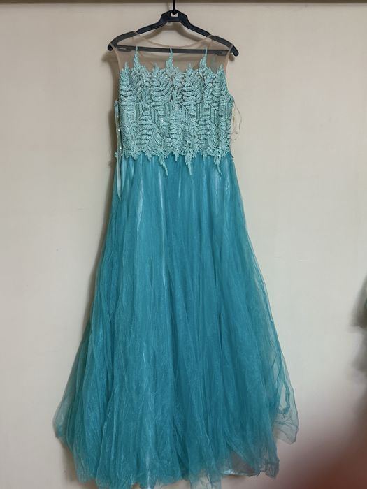 Той көйлектері сатылады