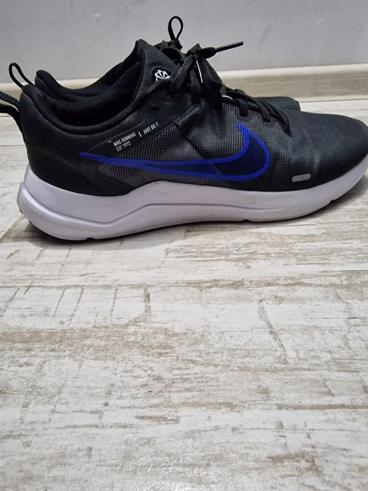 Vând adidași Nike