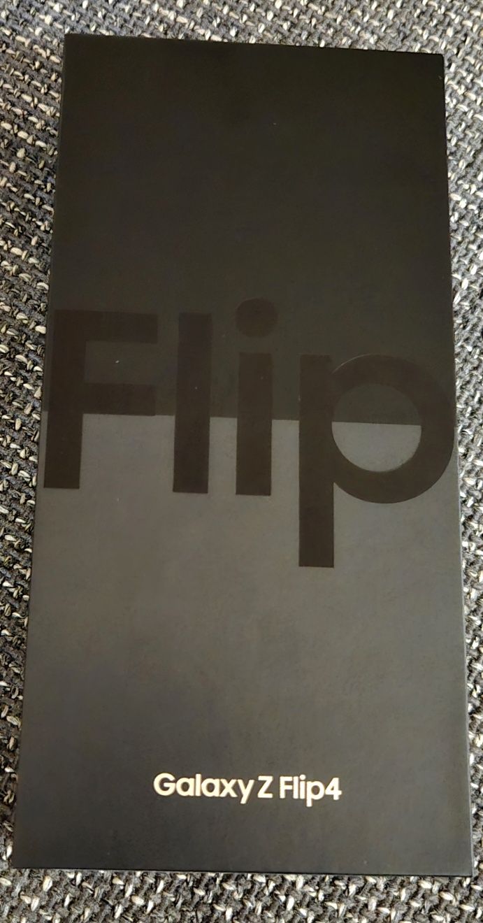Samsung Galaxy  Flip 4 с кутия