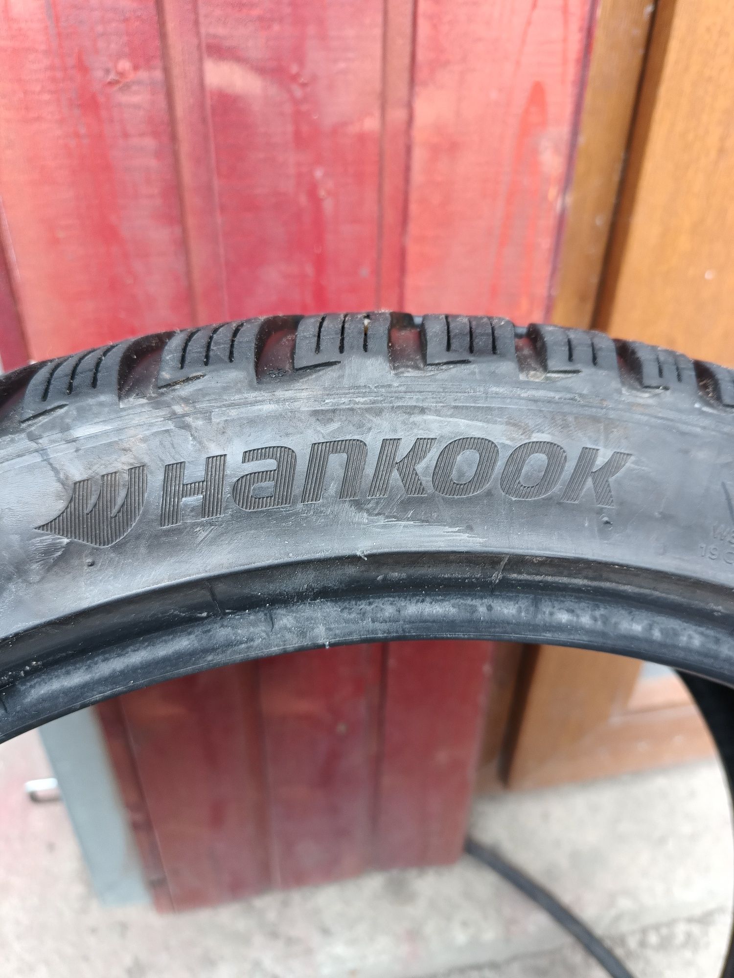 Anvelopa Hankook 225/40/18de iarna cu uzura uniforma