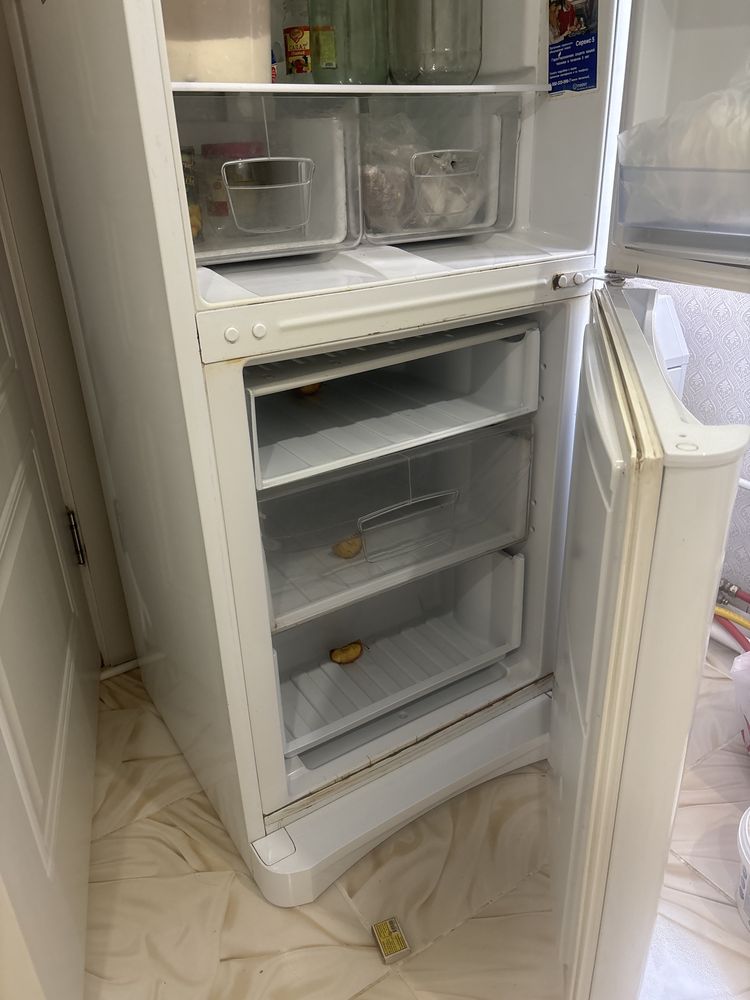 Продается Холодильник Indesit . Холодильник работает только нет жидкос