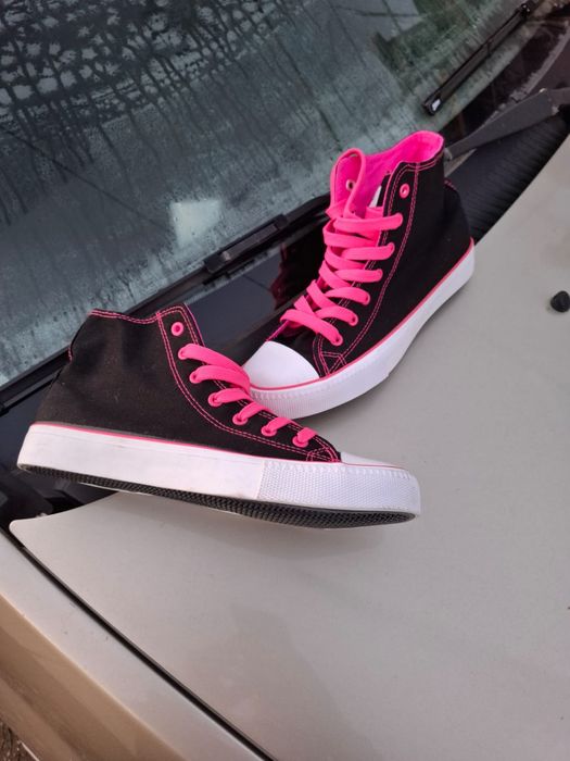 Vând Adidasi converse