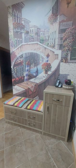 Продам тумбочку с седушкой в прихожую