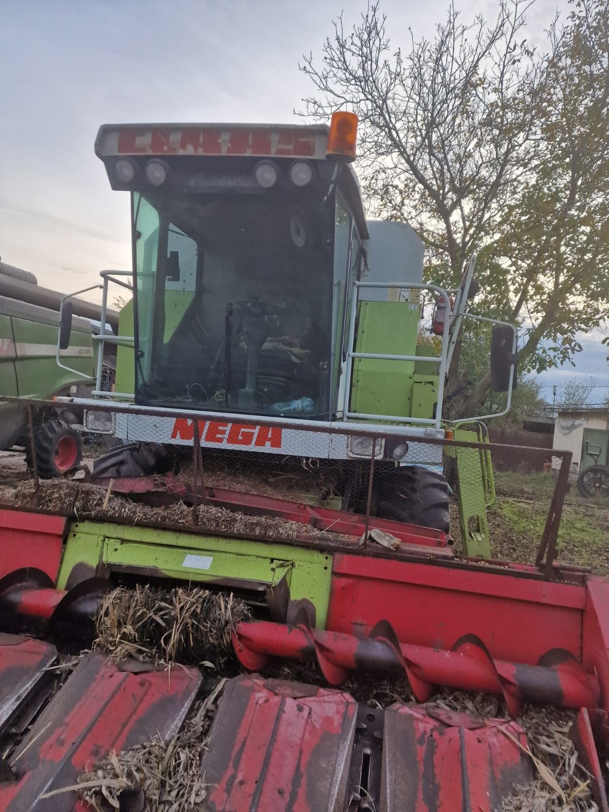 Combina Claas Mega 204