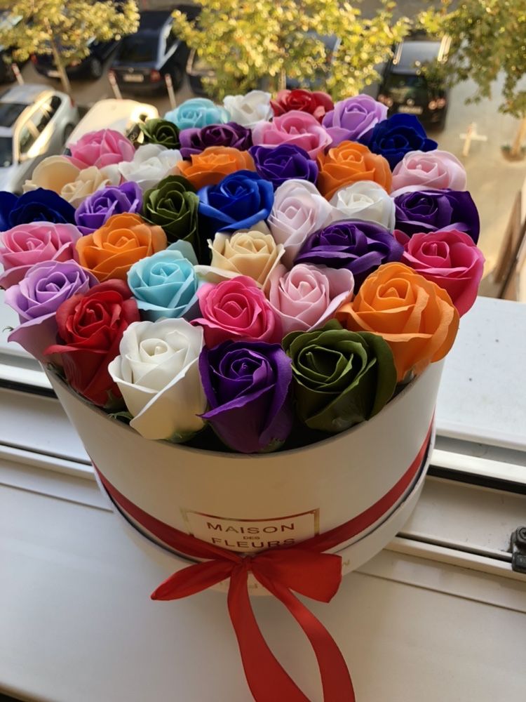 Cutie multicolora rotunda cu trandafiri de sapun