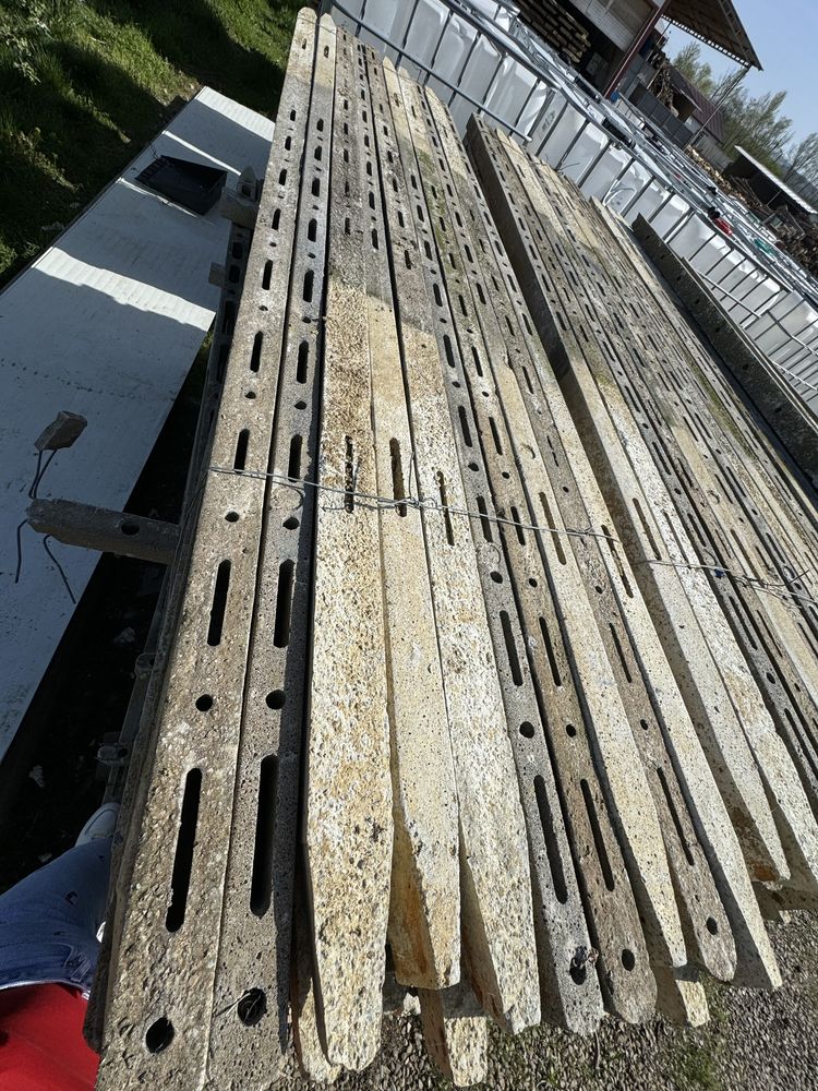 Stalpi de beton cu gauri pentru gard, zmeura etc