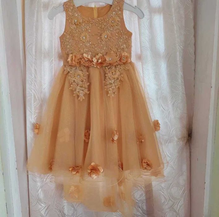 Rochie cu trena, mărgele, pietricele, flori 3D