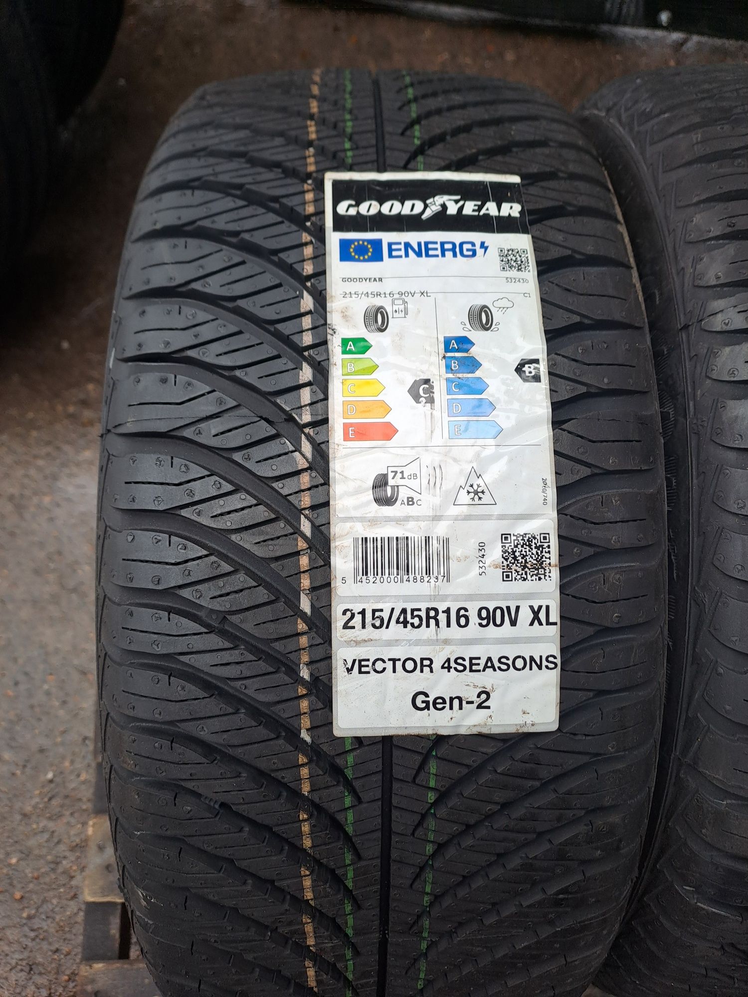 2бр. Нови Всесезонни 215/45/16 Goodyear