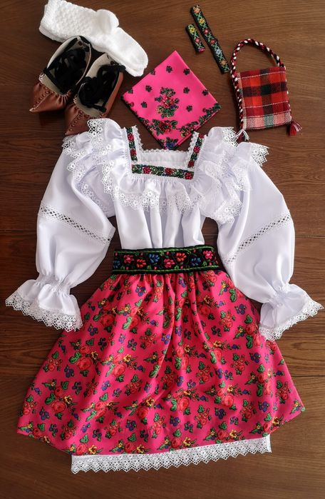 Costum popular pentru doamne și domnișoare de Maramureș complet
