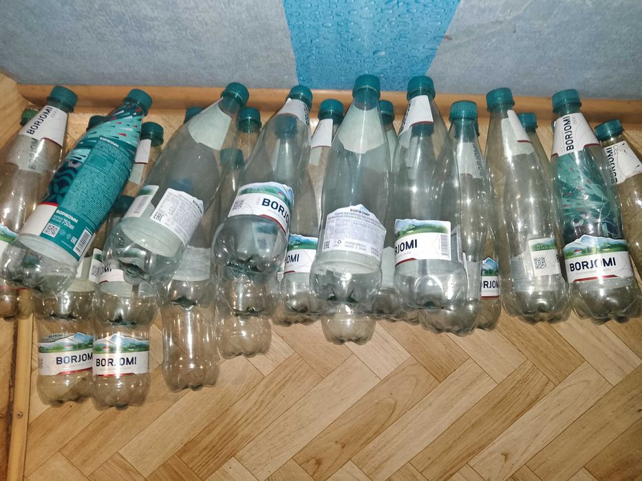 ПРОДАМ пластиковые БУТЫЛКИ из-под минеральной воды Боржоми. V= 750 мл.