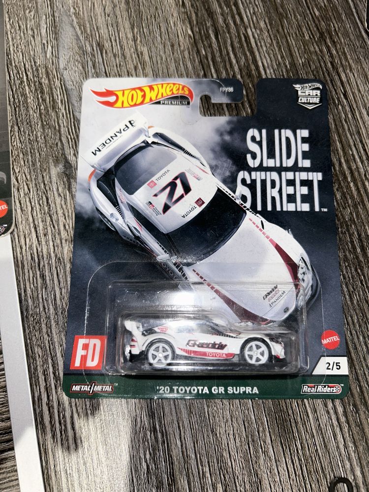 Hot wheels premium/toyota supra slide street