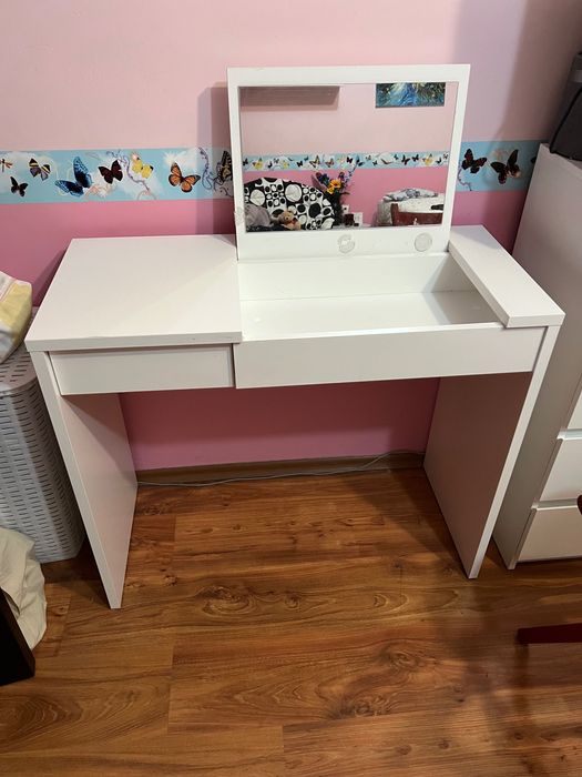 Тоалетка,маса за гримиране с огледало