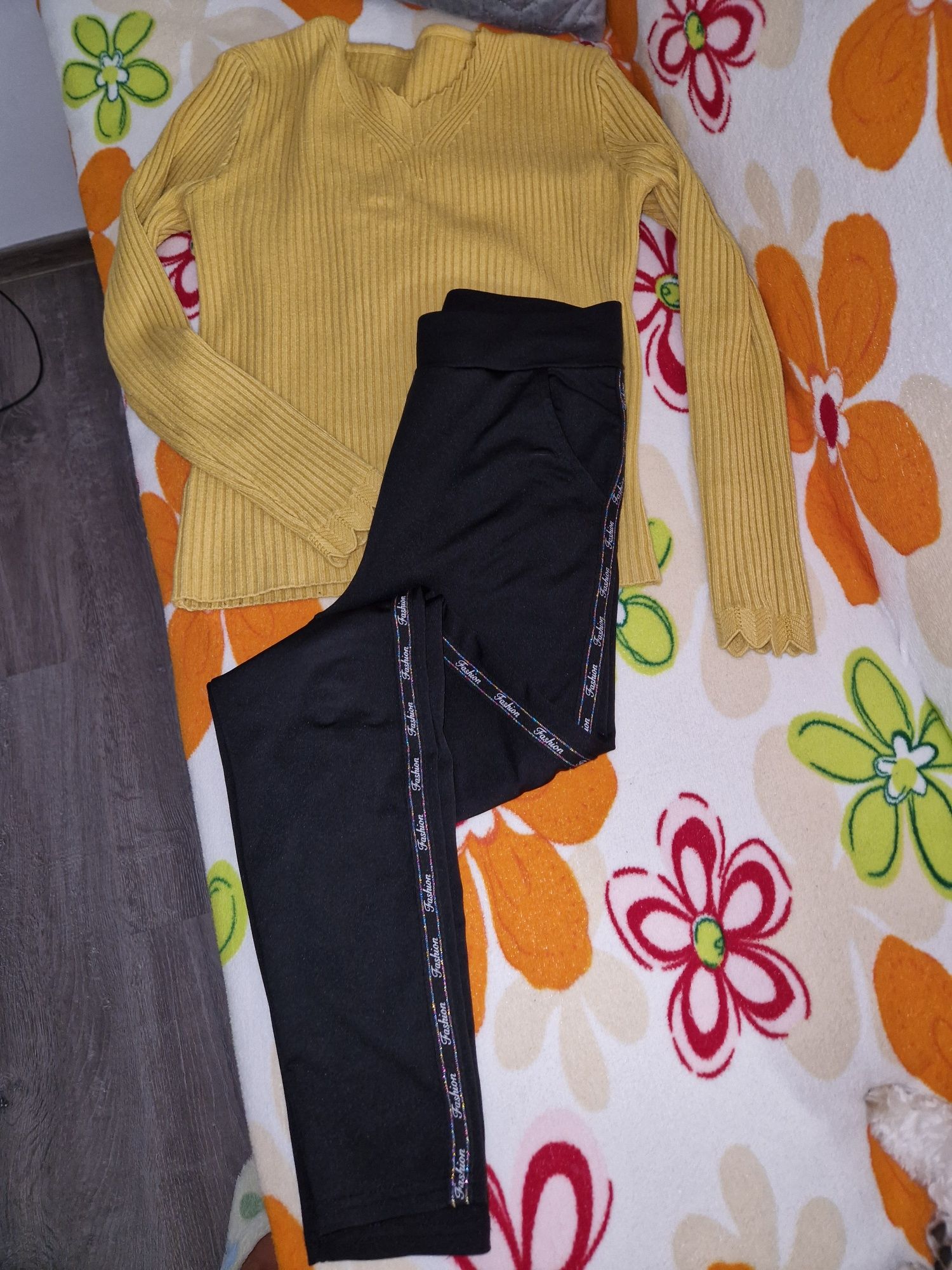 Set,pantaloni stil colant și pulover