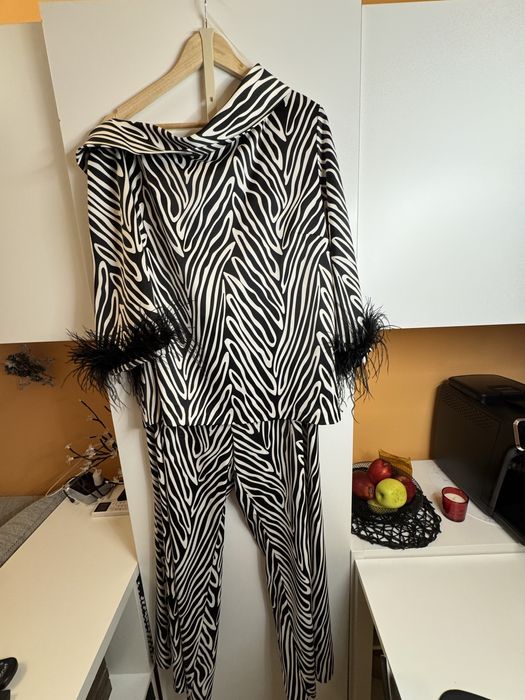 Дамски елегантен сет-панталон и блуза с пера