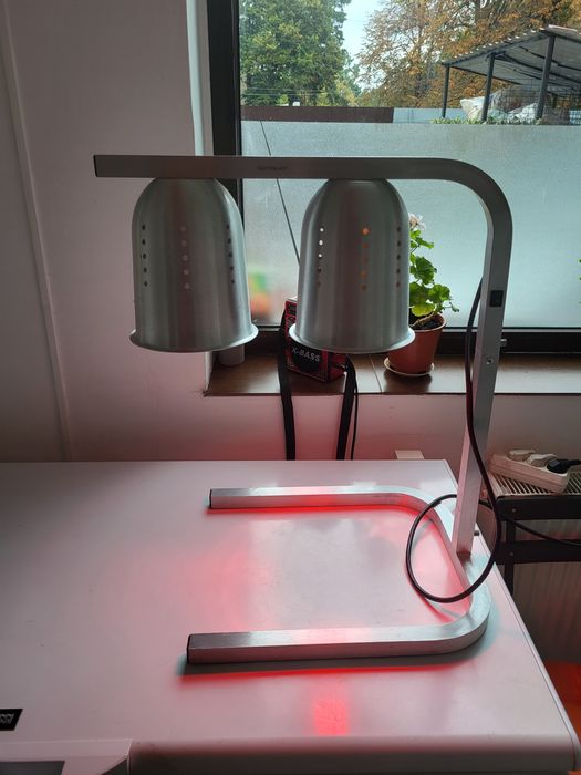 Lampa  cu inflaroșu pentru încălzit mâncarea. Marca Hendi