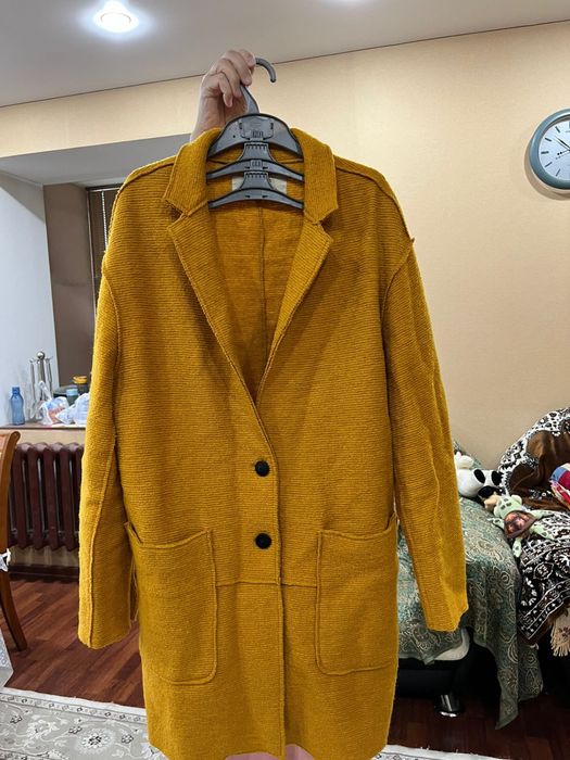 Желтое осеннее пальт
