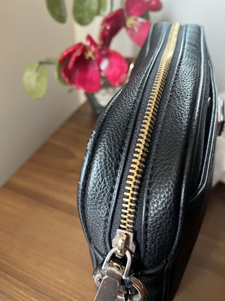 Чанта кросбоди Guess