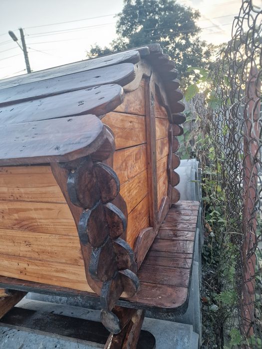 Coteț de câine rustic