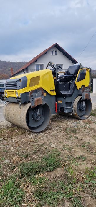 Inchiriez  cilindru compactor