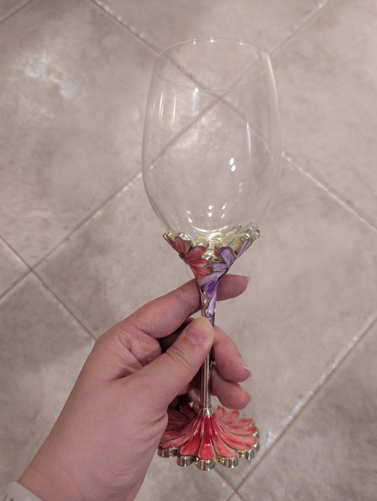 Продавам красиво инкрустирана чаша за вино.