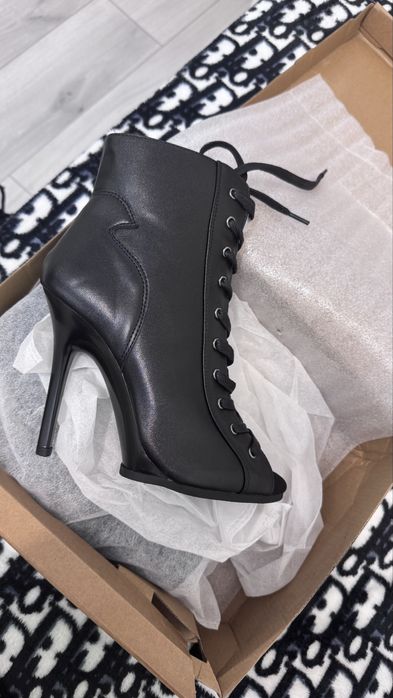 Продам новые туфли high heels