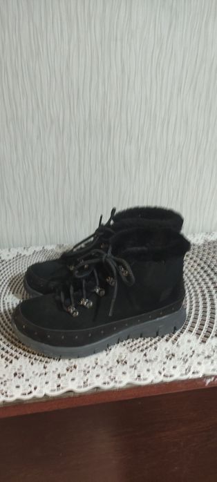 Продам натуральную зимнюю новую обувь один раз одевала за 25тыс